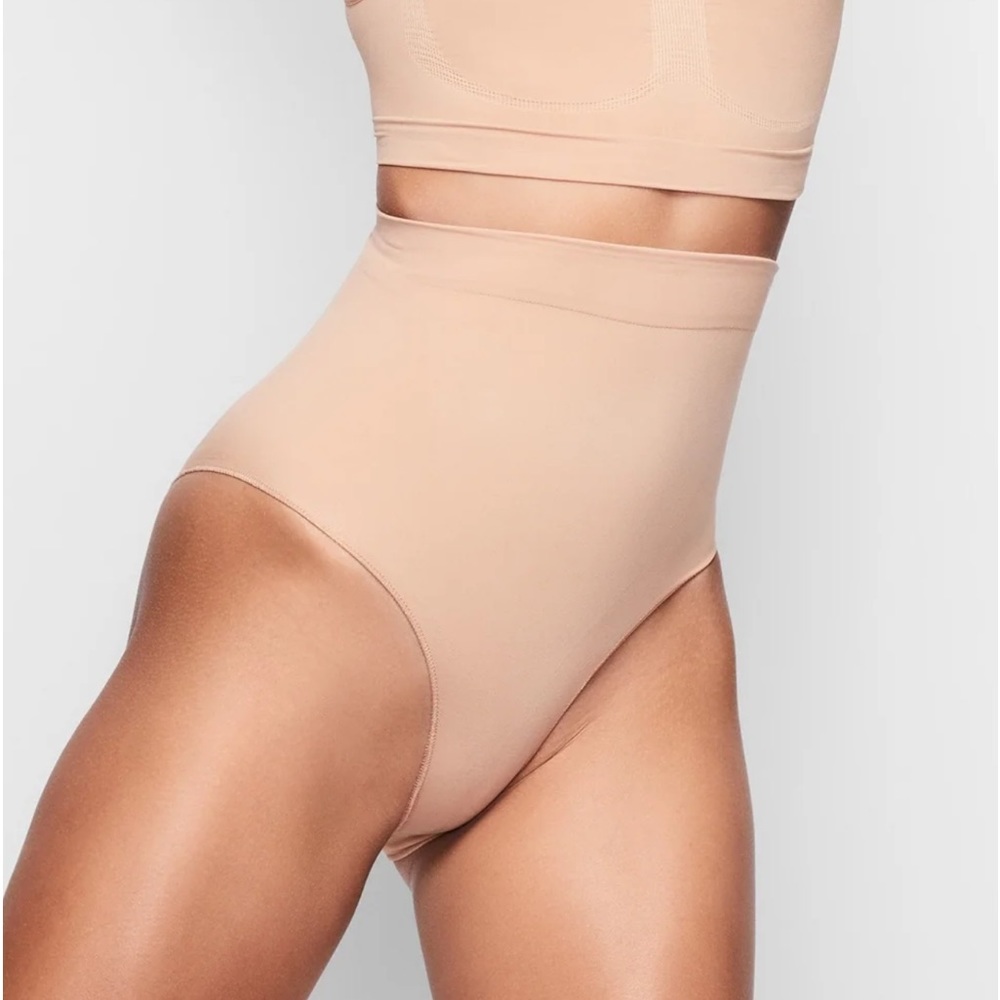 NWOT Skims Mid waist brief